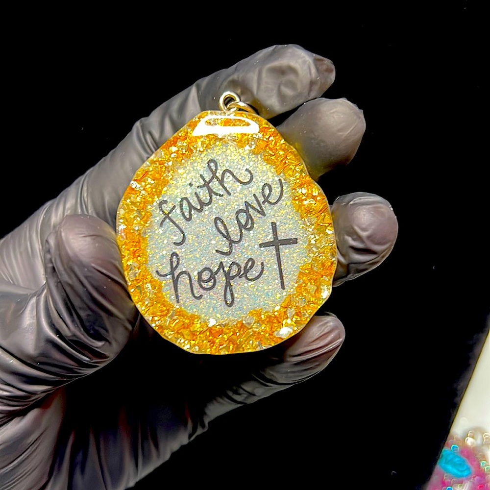Resin keychain: “Faith, Love, Hope”